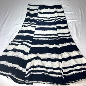 Avenue. Plus size flared skirt. Size 20. Navy blue & white pattern.